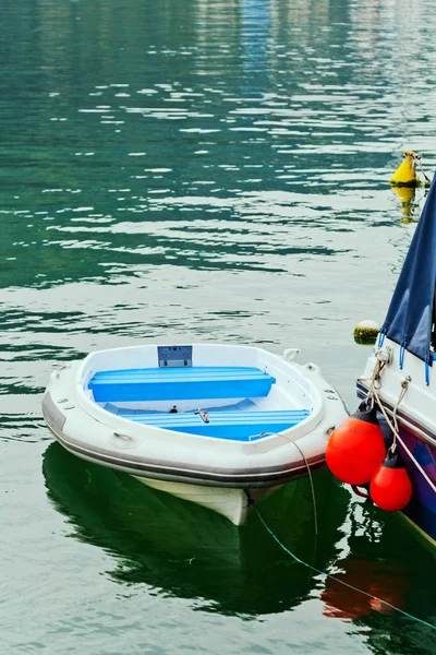 Denizde küçük tekne — Stok fotoğraf