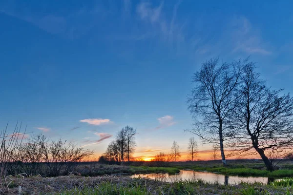 Vorfrühlingslandschaft mit dem Fluss — Stockfoto