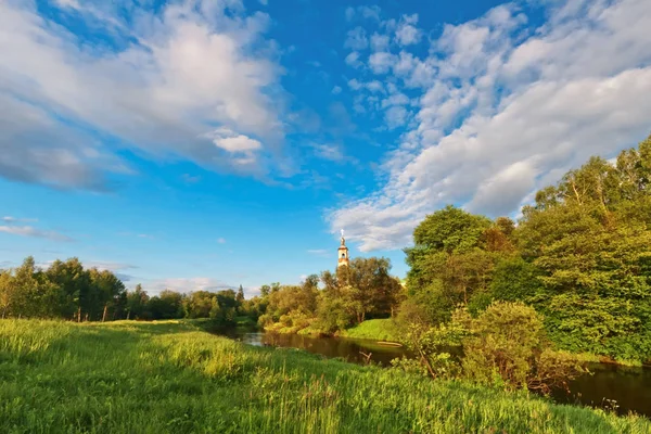 Champ d'été avec rivière — Photo