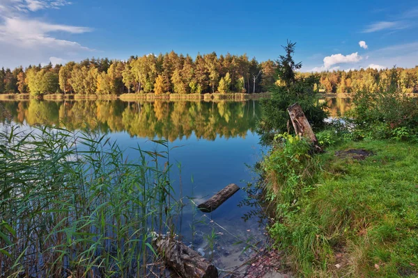 Lago paisaje otoñal — Foto de Stock