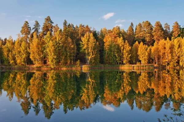 Höstlig sjön landskap — Stockfoto