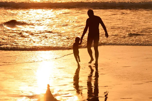 Silhouette di padre con figlio — Foto Stock