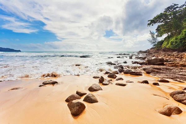 Tropická pláž pod ponurá obloha — Stock fotografie