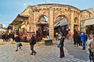 Ortaçağ kapısı Aftimos Çarşısı'na yol açar.