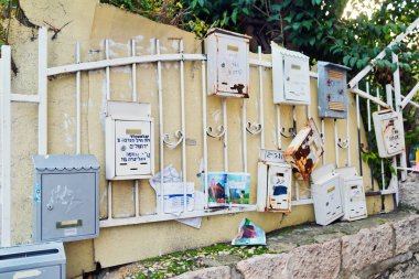 Eski posta kutusuyla duvardaki 