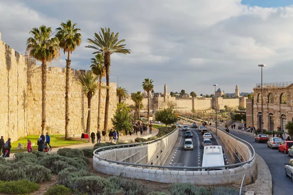 Straßenverkehr entlang der Mauer der Altstadt von jerusalem — Stockfoto