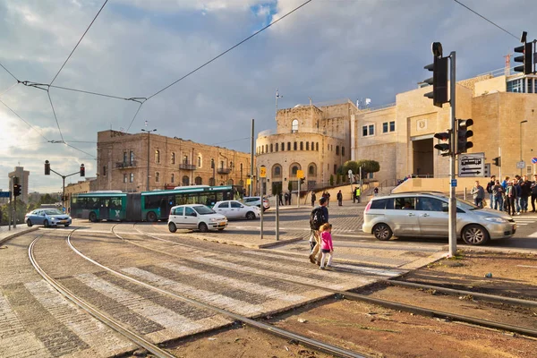 Um homem com sua filha atravessar a rua em Jerusalém — Fotografia de Stock