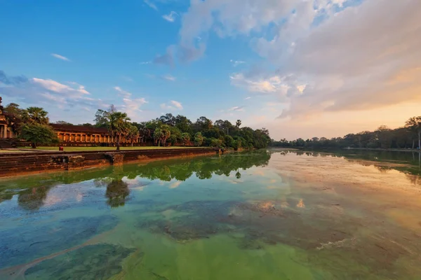 River near ancient buddhist khmer temple in Angkor Wat complex — Stock Photo, Image