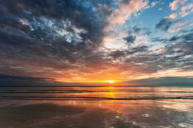 tropikal günbatımı deniz