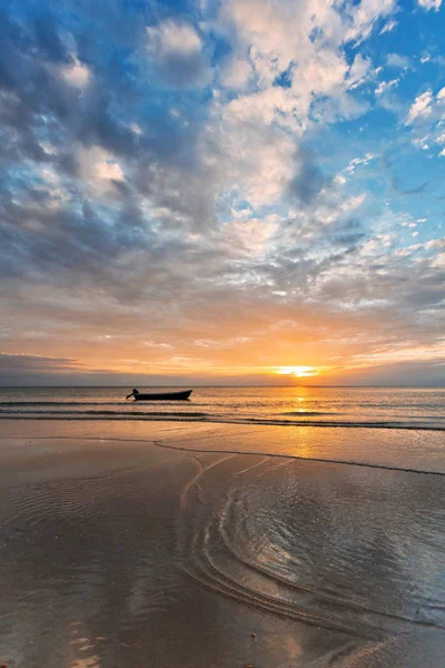 Вітрильні човни на тлі красивого заходу сонця — стокове фото
