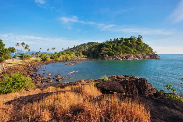 Exotische tropische eiland onder de blauwe hemel. — Stockfoto