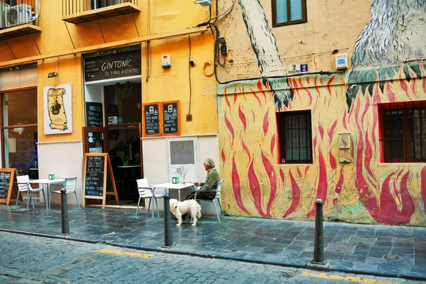 Ο άνθρωπος, χαλαρώνοντας και πίνοντας στην καφετέρια του δρόμου — Φωτογραφία Αρχείου