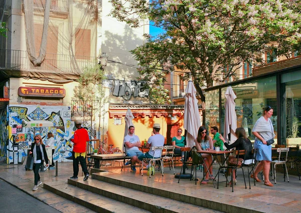 Les gens se détendent et boivent des boissons fraîches dans la rue dans un café — Photo