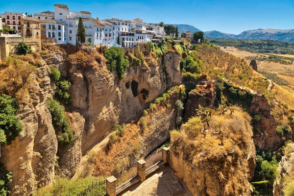 Épületek állva a szélén egy sziklán, Ronda, Spanyolország — Stock Fotó