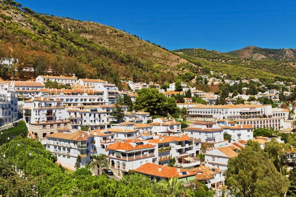 Panoramisch uitzicht op een berg en Mijas — Stockfoto