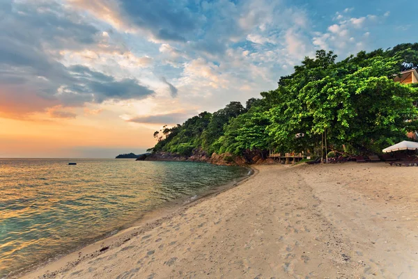 Playa tropical al atardecer. —  Fotos de Stock