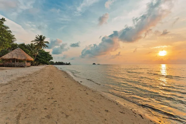 Tropisch strand bij zonsondergang. — Stockfoto