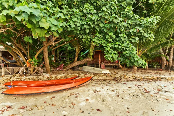 Dwa kajaki kajaki na tropikalnej plaży — Zdjęcie stockowe