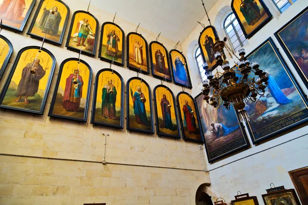 Iconos en la Iglesia Ortodoxa Rusa de San Alejandro Nevski en — Foto de Stock