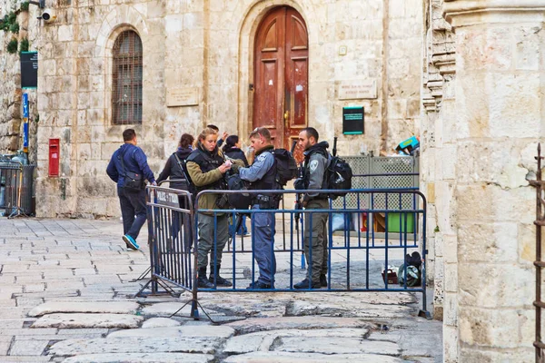 Policiais na cidade velha de Jerusalém — Fotografia de Stock