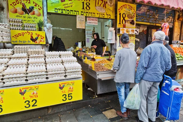 As pessoas estão na fila para as azeitonas no mercado Mahane Yehuda em Jerus — Fotografia de Stock