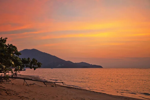 Praia tropical ao pôr do sol. — Fotografia de Stock