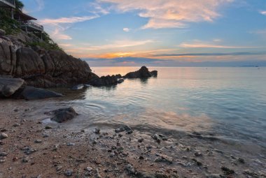 Günbatımında tropik plaj.