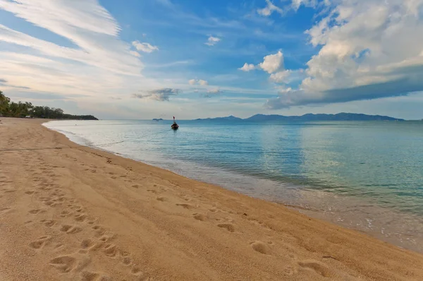 Playa tropical al atardecer. — Foto de Stock