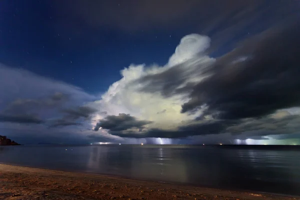 Blixtnedslag över havet. Thailand — Stockfoto