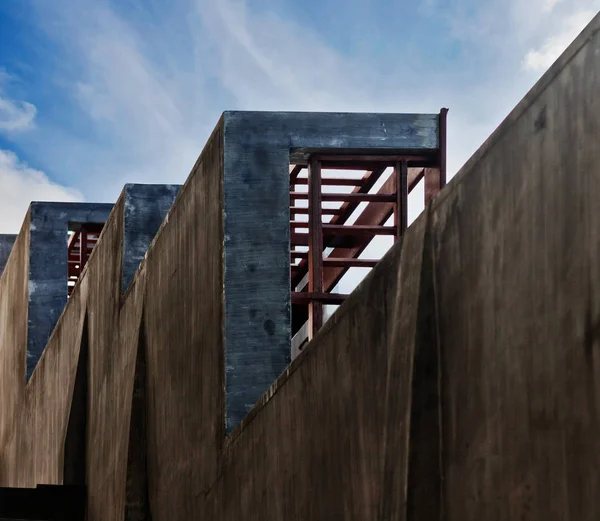 Arquitetura construção no fundo do céu — Fotografia de Stock