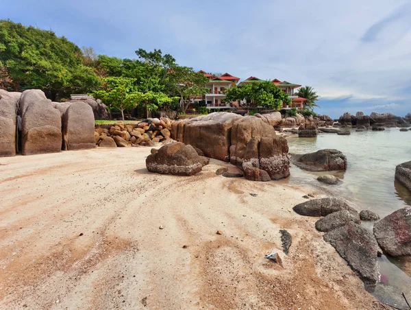 Praia tropical sob céu sombrio — Fotografia de Stock