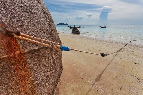 Spiaggia tropicale sotto il cielo cupo — Foto Stock