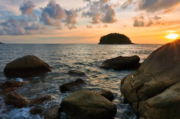 Coucher de soleil sur la mer tropicale — Photo