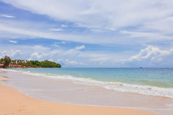 Praia tropical sob céu sombrio — Fotografia de Stock