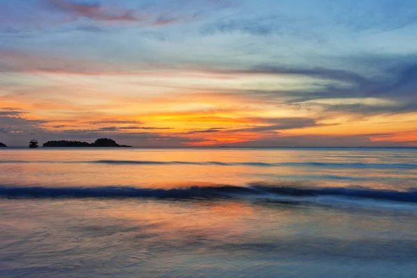 Praia tropical ao pôr do sol. — Fotografia de Stock