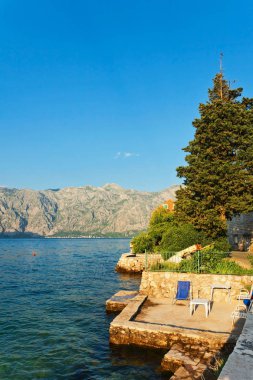 Sahil deniz ve dağ ile