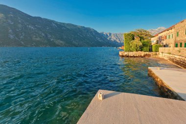 Sahil deniz ve dağ ile