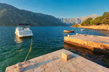  gün batımında denize sürat teknesi 