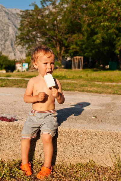 Le petit garçon mange de la glace. — Photo