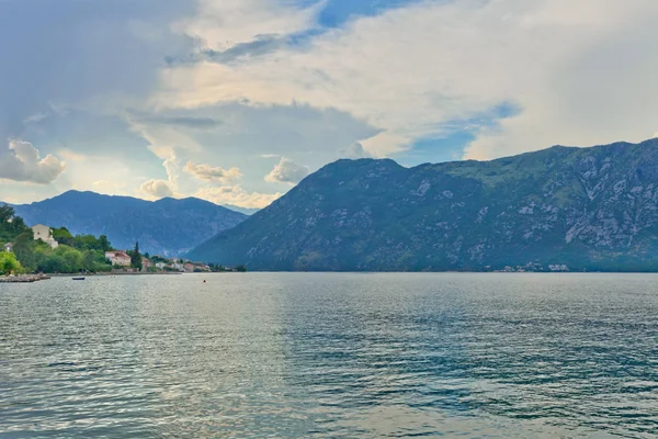 Sea and mountains — Stock Photo, Image