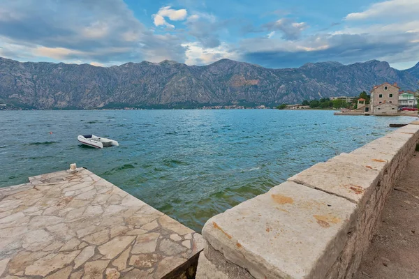 Bella montagna e vista mare — Foto Stock