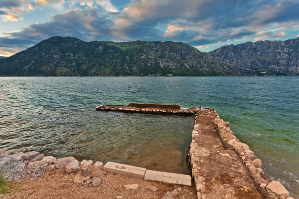 Mar y montañas — Foto de Stock