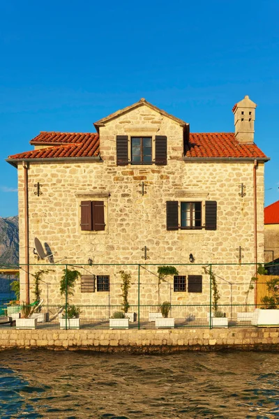 Altes Haus im Sonnenlicht am Meer — Stockfoto