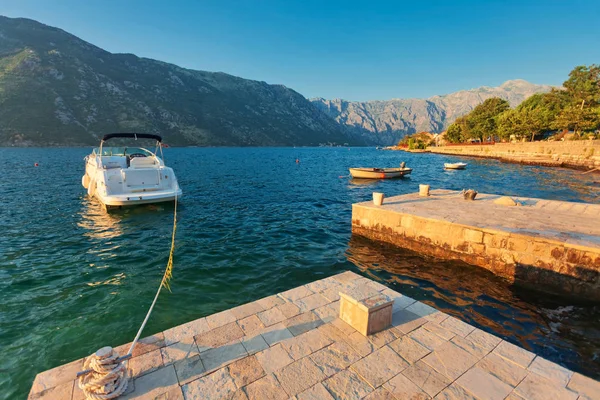  gün batımında denize sürat teknesi 