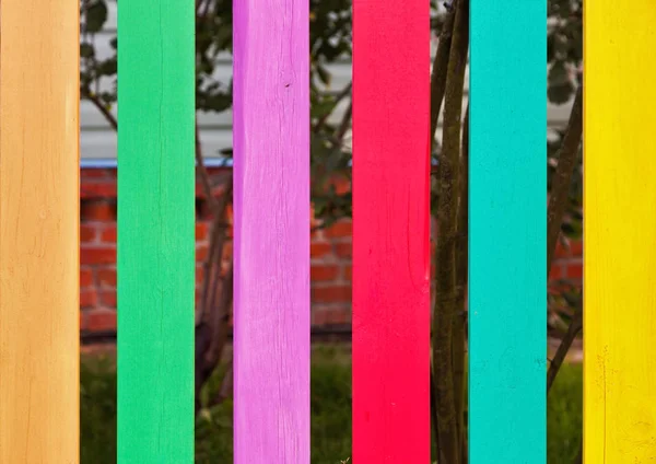 Cerca de madeira colorida — Fotografia de Stock