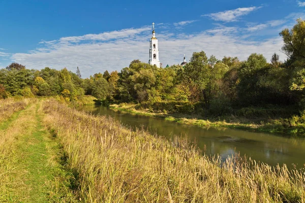 Pole jesienią z kraju Kościół — Zdjęcie stockowe