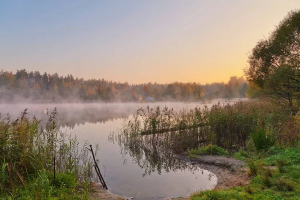 Lago outonal perto da floresta — Fotografia de Stock