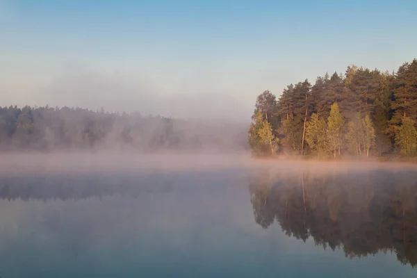 Lago outonal perto da floresta — Fotografia de Stock