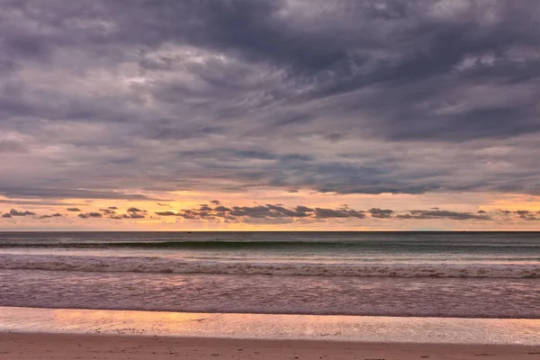 Tropisk strand vid vackra solnedgången — Stockfoto