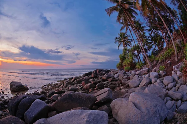 Praia tropical ao pôr-do-sol bonito — Fotografia de Stock